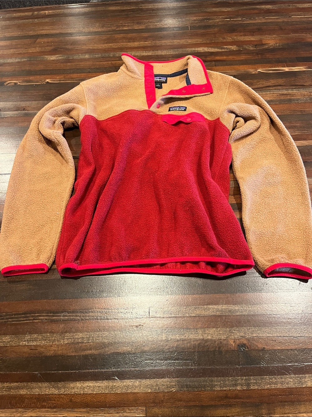 Patagonia Women’s Red and Tan Snap-T Fleece Pullover small